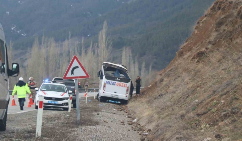oltuda-feci-kaza-servis-araciyla-meydana-gelen-kazada-11-yarali-1-hayatini-kaybetti-XB1AAEQK.jpg