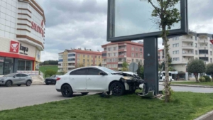 otomobil-reklam-panosuna-carpti-surucu-kazayi-yaralanmadan-atlatti-Zb36kDtZ.jpg