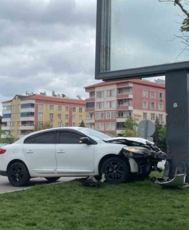 otomobil-reklam-panosuna-carpti-surucu-kazayi-yaralanmadan-atlatti-Zb36kDtZ.jpg