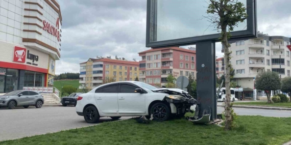 Otomobil Reklam Panosuna Çarptı: Sürücü Kazayı Yaralanmadan Atlattı Otomobil Reklam Panosuna Çarptı: Sürücü Kazayı Yaralanmadan Atlattı