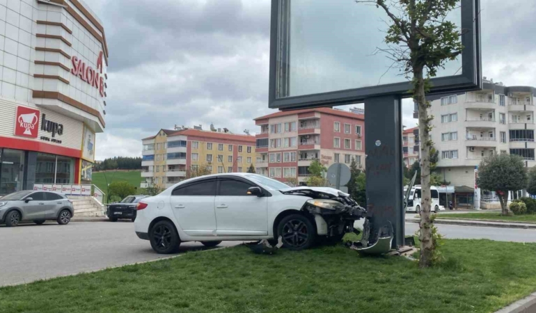 otomobil-reklam-panosuna-carpti-surucu-kazayi-yaralanmadan-atlatti-Zb36kDtZ.jpg
