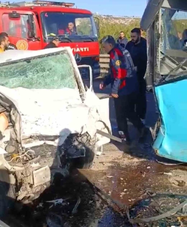 otomobil-ve-belediye-otobusunun-carpismasi-1-kayip-4-yarali-x1lw6XvE.jpg