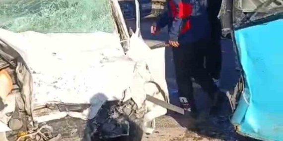 Otomobil ve Belediye Otobüsünün Çarpışması: 1 Kayıp, 4 Yaralı Otomobil ve Belediye Otobüsünün Çarpışması: 1 Kayıp, 4 Yaralı