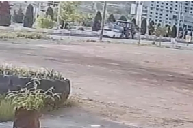 otomobilin-su-tankerinin-altina-girdigi-anlar-guvenlik-kamerasinda-goruntulendi-W7X6tSIz.jpg