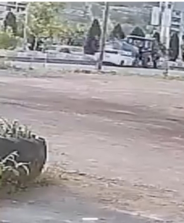 otomobilin-su-tankerinin-altina-girdigi-anlar-guvenlik-kamerasinda-goruntulendi-W7X6tSIz.jpg