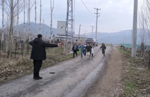 polis-memurunun-150-koy-cocuguna-bayram-harcligi-iyiligi-uWTmNfqK.jpg