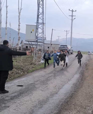polis-memurunun-150-koy-cocuguna-bayram-harcligi-iyiligi-uWTmNfqK.jpg