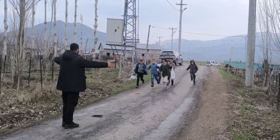 Polis Memurunun 150 Köy Çocuğuna Bayram Harçlığı İyiliği Polis Memurunun 150 Köy Çocuğuna Bayram Harçlığı İyiliği