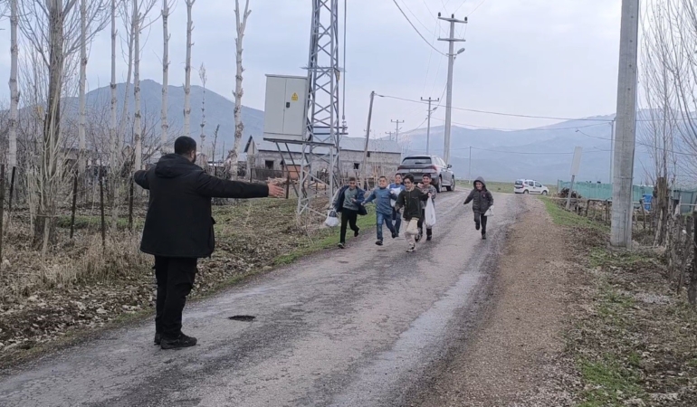 polis-memurunun-150-koy-cocuguna-bayram-harcligi-iyiligi-uWTmNfqK.jpg