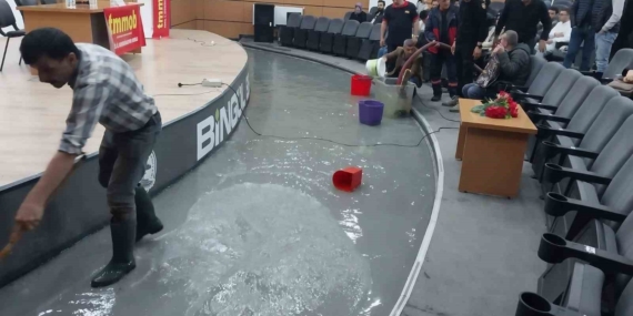 Prof. Dr. Görür, Su Bastığı İçin Panel Salonunu Terketmek Zorunda Kaldı Prof. Dr. Görür, Su Bastığı İçin Panel Salonunu Terketmek Zorunda Kaldı