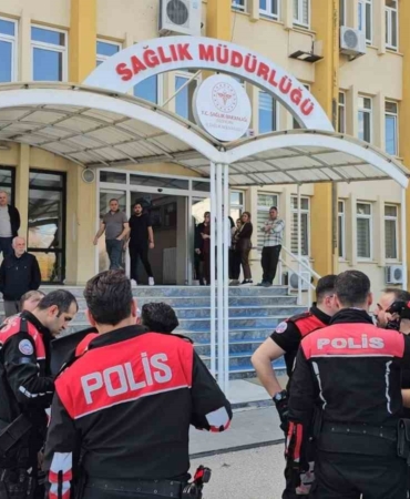 saglik-mudurlugunde-tabancali-rehin-alma-olayinda-supheli-hizla-yakalandi-6A4qRvsr.jpg
