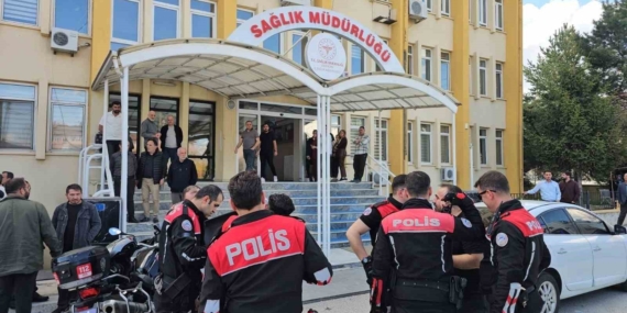 Sağlık Müdürlüğü'nde Tabancalı Rehin Alma Olayında Şüpheli Hızla Yakalandı Sağlık Müdürlüğü’nde Tabancalı Rehin Alma Olayında Şüpheli Hızla Yakalandı