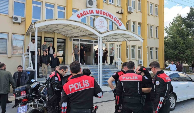 saglik-mudurlugunde-tabancali-rehin-alma-olayinda-supheli-hizla-yakalandi-6A4qRvsr.jpg