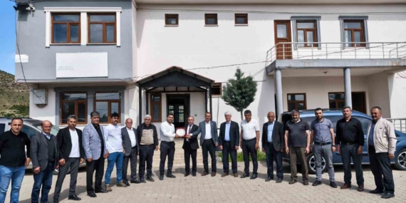 Sason'da Muhtarlar, Memnuniyet Ödülünü İlçe Özel İdare Müdürüne Takdim Etti Sason’da Muhtarlar, Memnuniyet Ödülünü İlçe Özel İdare Müdürüne Takdim Etti