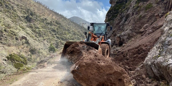 Sason'da Yağış Sonrası Heyelan ve Kayaların Kapatmış Olduğu Yollar Yeniden Ulaşıma Açıldı Sason’da Yağış Sonrası Heyelan ve Kayaların Kapatmış Olduğu Yollar Yeniden Ulaşıma Açıldı