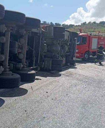 siirtte-kontrolden-cikan-tir-devrildi-1-kisi-yaralandi-zWaVQYr6.jpg