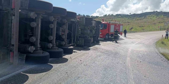 Siirt’te Kontrolden Çıkan Tır Devrildi: 1 Kişi Yaralandı Siirt’te Kontrolden Çıkan Tır Devrildi: 1 Kişi Yaralandı