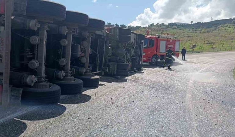 siirtte-kontrolden-cikan-tir-devrildi-1-kisi-yaralandi-zWaVQYr6.jpg