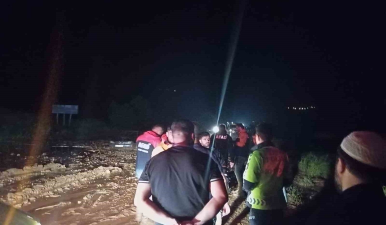 siirtte-saganak-yagislar-dereleri-tasirdi-yollar-kapatildi-dtLzzZZv.jpg