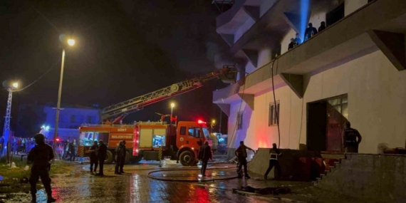 Siirt'teki Terlik Fabrikasında Yangın: 11 Kişi Dumandan Etkilendi Siirt’teki Terlik Fabrikasında Yangın: 11 Kişi Dumandan Etkilendi