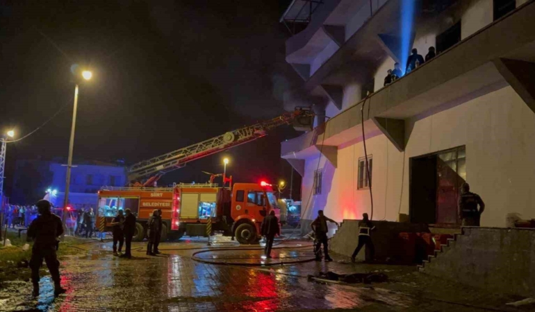 siirtteki-terlik-fabrikasinda-yangin-11-kisi-dumandan-etkilendi-nht1TJGm.jpg