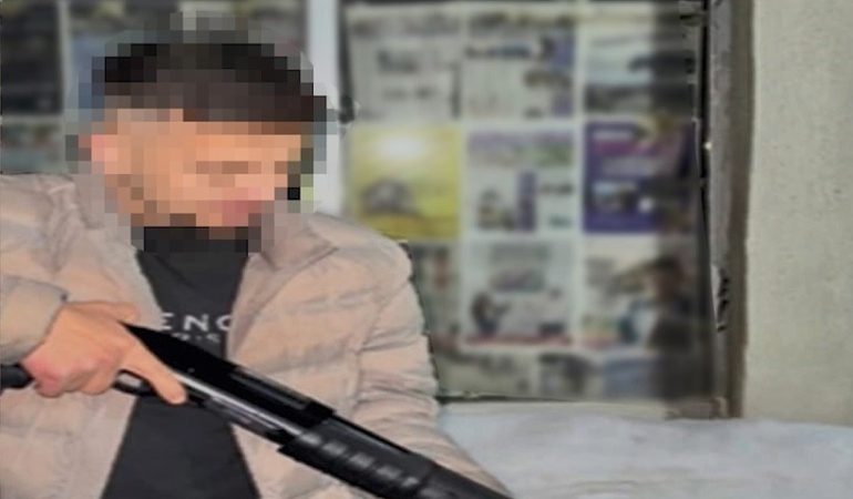 sosyal-medyada-silahli-fotograflarini-paylasan-4-sahis-ele-gecirildi-tjFkkUgR.jpg