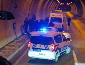 suruculer-arasinda-yol-verme-tartismasi-iki-kisi-yaralandi-bQiWV1Td.jpg