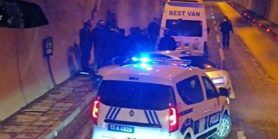 Sürücüler Arasında Yol Verme Tartışması: İki Kişi Yaralandı Sürücüler Arasında Yol Verme Tartışması: İki Kişi Yaralandı