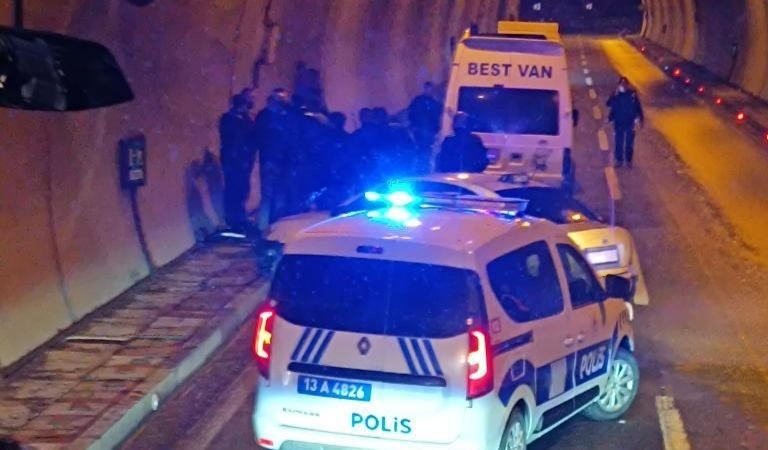 suruculer-arasinda-yol-verme-tartismasi-iki-kisi-yaralandi-bQiWV1Td.jpg