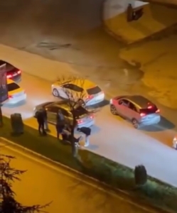 trafikte-yol-verme-tartismasi-araclar-durdurulup-kavga-edildi-zIYrjf6I.jpg