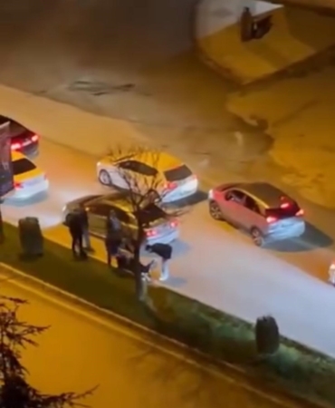 trafikte-yol-verme-tartismasi-araclar-durdurulup-kavga-edildi-zIYrjf6I.jpg