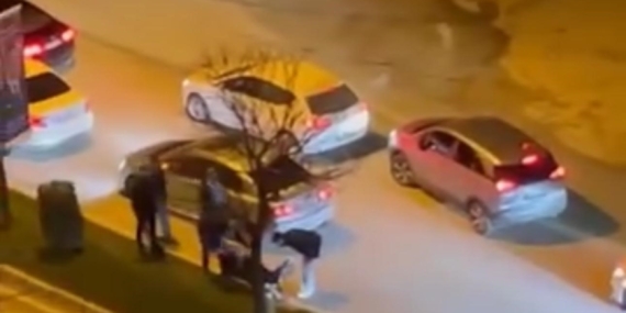 Trafikte Yol Verme Tartışması: Araçlar Durdurulup Kavga Edildi Trafikte Yol Verme Tartışması: Araçlar Durdurulup Kavga Edildi