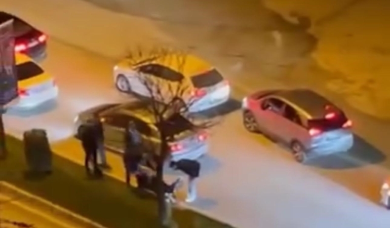 trafikte-yol-verme-tartismasi-araclar-durdurulup-kavga-edildi-zIYrjf6I.jpg