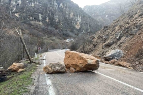 tunceli-erzincan-karayolunda-dev-kaya-parcalari-duserek-trafigi-tehdit-ediyor-Qa4XEGAQ.jpg