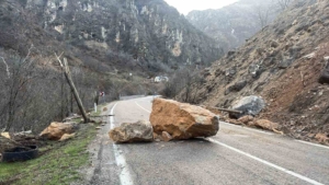tunceli-erzincan-karayolunda-dev-kaya-parcalari-duserek-trafigi-tehdit-ediyor-Qa4XEGAQ.jpg