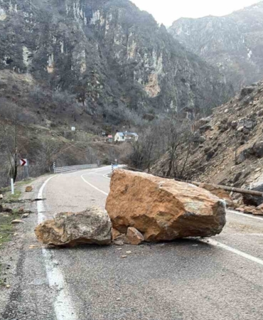 tunceli-erzincan-karayolunda-dev-kaya-parcalari-duserek-trafigi-tehdit-ediyor-Qa4XEGAQ.jpg