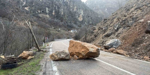 Tunceli-Erzincan Karayolunda Dev Kaya Parçaları Düşerek Trafiği Tehdit Ediyor Tunceli-Erzincan Karayolunda Dev Kaya Parçaları Düşerek Trafiği Tehdit Ediyor