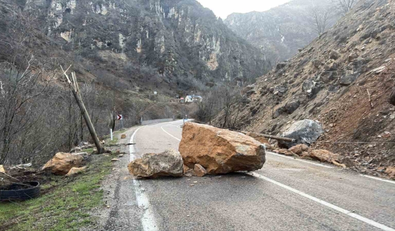 tunceli-erzincan-karayolunda-dev-kaya-parcalari-duserek-trafigi-tehdit-ediyor-Qa4XEGAQ.jpg
