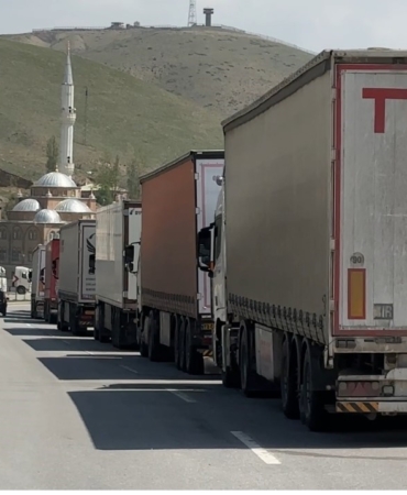 turkiye-iran-sinirinda-2-kilometrelik-tir-kuyrugu-sinir-ticaretinin-yeni-yuzu-EECjE7Ma.jpg
