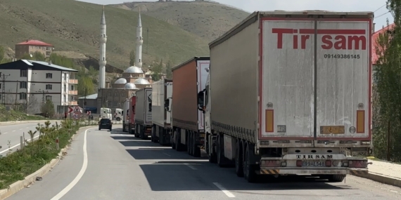 Türkiye-İran Sınırında 2 Kilometrelik Tır Kuyruğu: Sınır Ticaretinin Yeni Yüzü Türkiye-İran Sınırında 2 Kilometrelik Tır Kuyruğu: Sınır Ticaretinin Yeni Yüzü