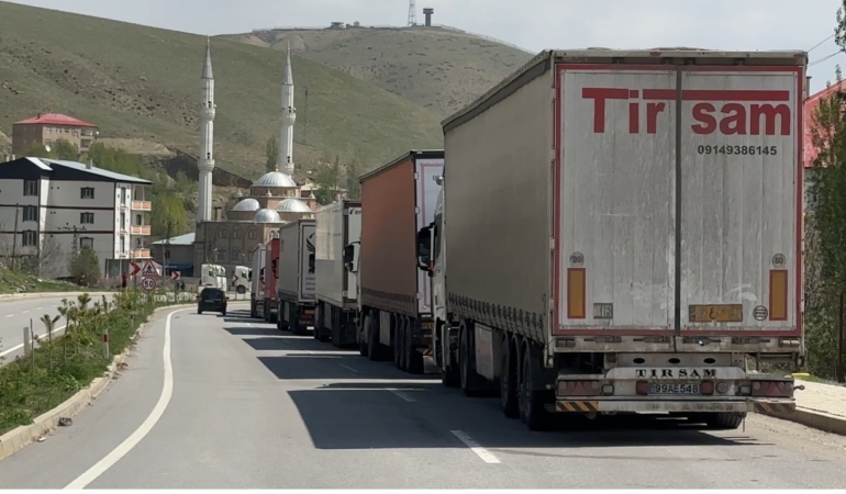 turkiye-iran-sinirinda-2-kilometrelik-tir-kuyrugu-sinir-ticaretinin-yeni-yuzu-EECjE7Ma.jpg