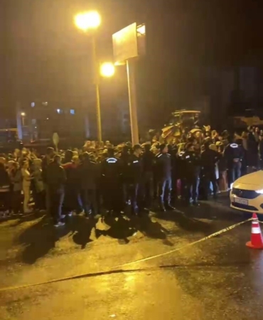 universite-ogrencisi-yolun-karsisina-gecmeye-calisirken-otomobilin-carpmasi-sonucu-yaralandi-zDXdNzl9.jpg