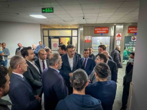 vali-celik-trafik-kazasinda-yaralanan-vatandaslari-ziyaret-etti-gecmis-olsun-temaslari-r8wbPJdx.jpg