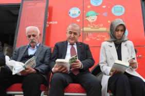 vali-hatipoglu-kitaplarini-okuduktan-sonra-vatandaslara-hediye-etti-f7t2mHz9.jpg