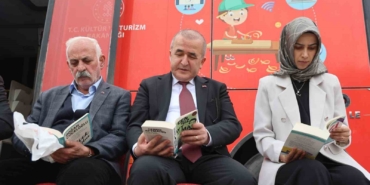 vali-hatipoglu-kitaplarini-okuduktan-sonra-vatandaslara-hediye-etti-f7t2mHz9.jpg