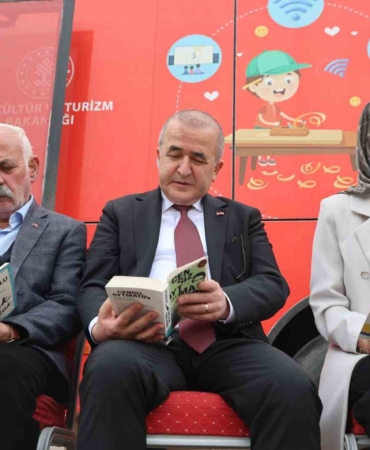 vali-hatipoglu-kitaplarini-okuduktan-sonra-vatandaslara-hediye-etti-f7t2mHz9.jpg