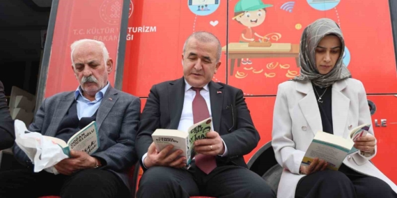 Vali Hatipoğlu, Kitaplarını Okuduktan Sonra Vatandaşlara Hediye Etti Vali Hatipoğlu, Kitaplarını Okuduktan Sonra Vatandaşlara Hediye Etti