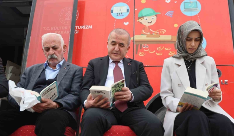 vali-hatipoglu-kitaplarini-okuduktan-sonra-vatandaslara-hediye-etti-f7t2mHz9.jpg