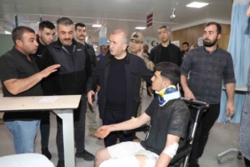 vali-hatipoglu-midibus-devrilmesi-sonrasi-yaralilari-ziyaret-etti-ssVfATDQ.jpg