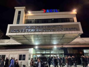 vali-zorluoglu-kahraman-polis-memurunu-hastanede-ziyaret-etti-dc6PPKPh.jpg